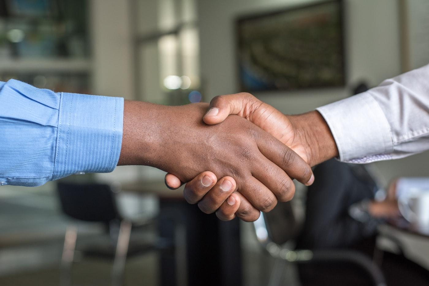 Un contador saludando de mano a un cliente después de una consulta