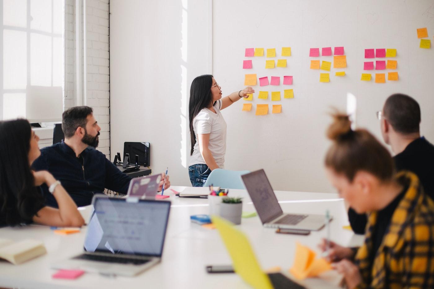 Equipo de contabilidad trabajando con clientes en una oficina luminosa